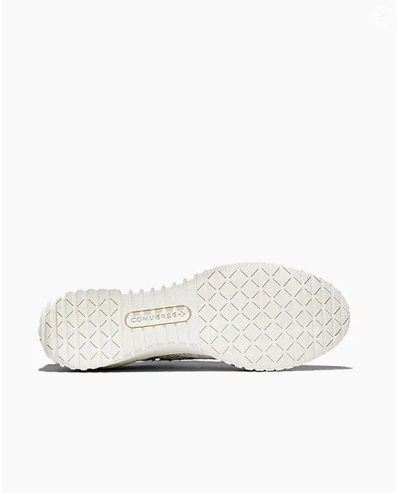 Entre o esportivo e o fashionista, este novo Converse encontra o equilíbrio perfeito com visual delicado, charme retrô e detalhes que fazem toda a diferença