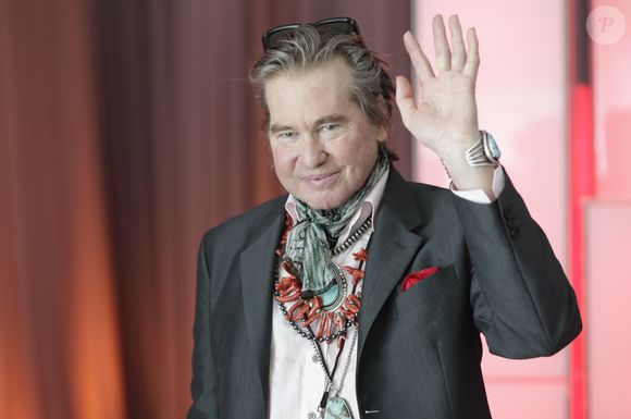 Val Kilmer sofreu abalo na voz por conta de traqueostomia a qual se submeteu em 2017