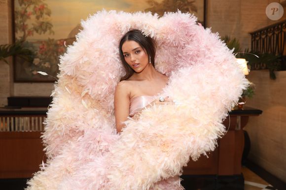 Rafa Kalimann marcou presença no Baile do Copa com um vestido que pesa 16 kg. Em entrevista à revista Quem, a influenciadora contou que a peça é criação de um estilista chinês