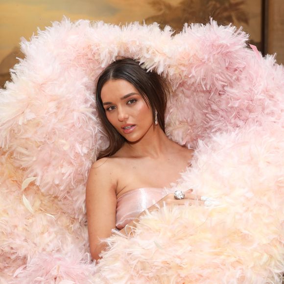 Rafa Kalimann marcou presença no Baile do Copa com um vestido que pesa 16 kg. Em entrevista à revista Quem, a influenciadora contou que a peça é criação de um estilista chinês