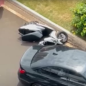 Câmeras registram momento em que influenciador atinge motociclista em cruzamento movimentado