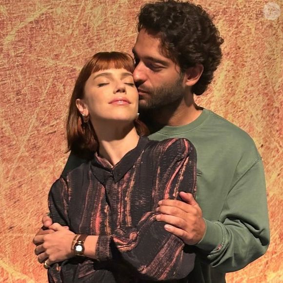 Nas redes sociais, Alice Wegmann compartilhou uma foto junto de Humberto Carrão com o ator beijando sua bochecha