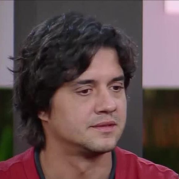 Guilherme Boury está liderando a preferência do público na enquete UOL com 34,42% dos votos