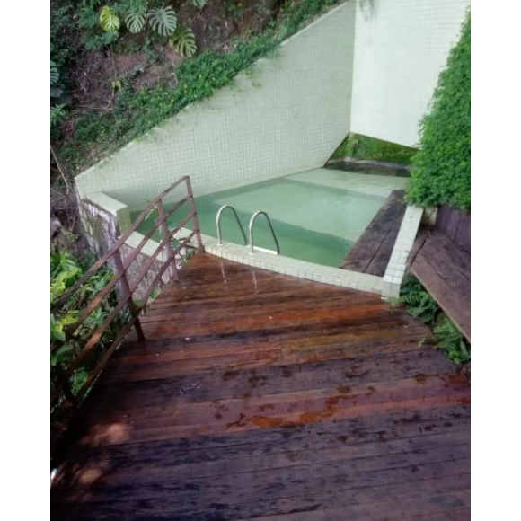 O imóvel tem altura equivalente a quatro escadas, por isso é chamada de casa na árvore