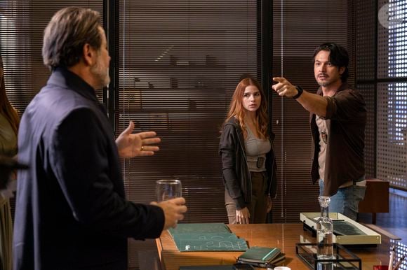 Paulinho fica cara a cara com Ferette em cena explosiva de 'Três Graças'