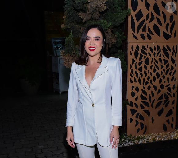 Bella Piero apostou em um visual monocromático poderoso e provou que o branco não precisa de acessórios extravagantes para brilhar. Muito pelo contrário — aqui, o menos é definitivamente mais!