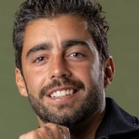Pedro Scooby é processado por ex-funcionária de fazenda por dívida acima de R$ 1 milhão; ação na Justiça envolve acusação contra pai do surfista, nome como 'laranja', 5 empresas e indenização de 1% do valor devido