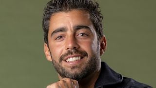 Pedro Scooby é processado por ex-funcionária de fazenda por dívida acima de R$ 1 milhão; ação na Justiça envolve acusação contra pai do surfista, nome como 'laranja', 5 empresas e indenização de 1% do valor devido