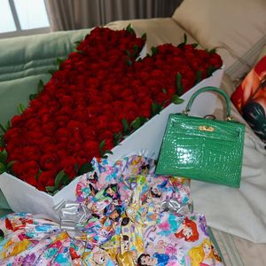 Vini Jr. ainda enviou flores para Virgínia Fonseca