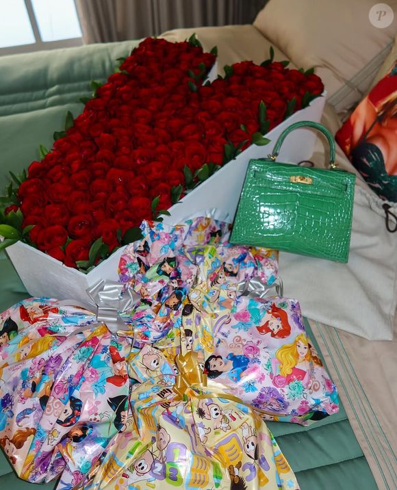 Vini Jr. ainda enviou flores para Virgínia Fonseca