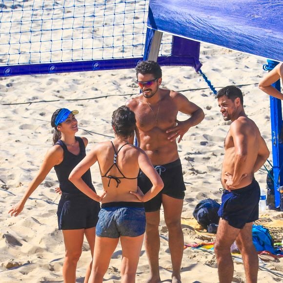 Agatha Moreira e Rodrigo Simas começaram a sexta-feira (28) jogando vôlei na Barra da Tijuca