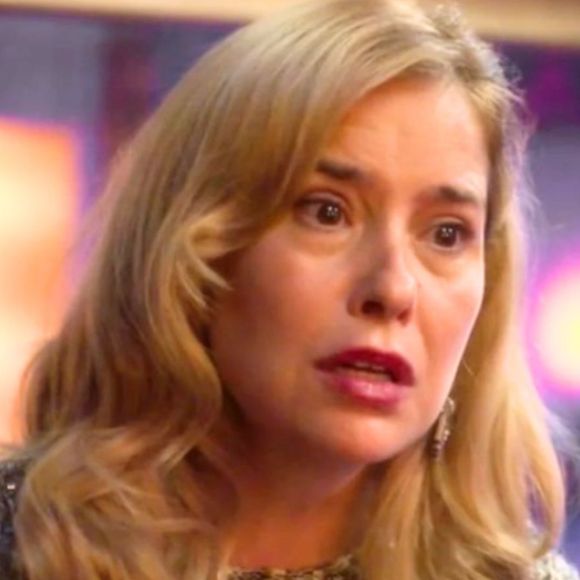 Lígia morre em 'Garota do Momento'? Após terrível incêndio armado por Juliano, mãe de Beto fica entre a vida e a morte na novela