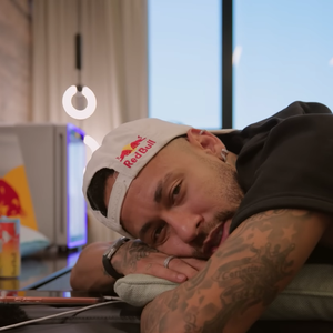 Neymar também comentou sobre o fato de que, sempre que está de folga, recebe cobranças para estar treinando. Ele ainda se comparou às pessoas que trabalham em empregos normais e podem tirar e aproveitar suas folgas