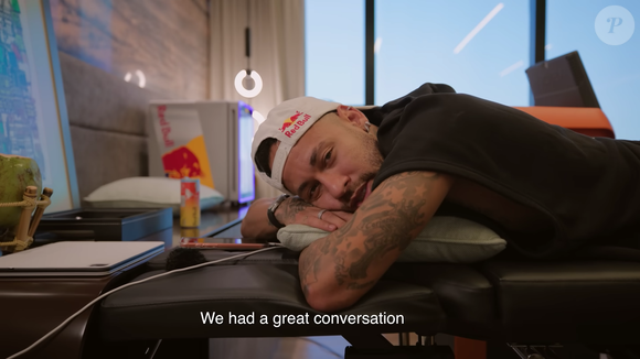Neymar também comentou sobre o fato de que, sempre que está de folga, recebe cobranças para estar treinando. Ele ainda se comparou às pessoas que trabalham em empregos normais e podem tirar e aproveitar suas folgas