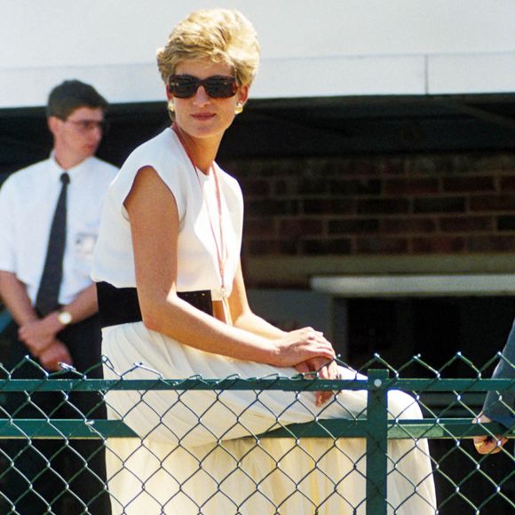 Lady Di também mostrou como o scarpin bicolor de salto bloco pode ganhar um ar moderno e sofisticado ao ser combinado com blazer branco em uma produção que antecipava, décadas antes, a estética que hoje chamamos de 'tenniscore'
