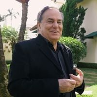 3 mil m² de pura ostentação: Ronnie Von, aos 81 anos, mora em uma mansão de R$ 20 milhões com adega para 4 mil vinhos, quadra de tênis e até criação de galinhas. Fotos!