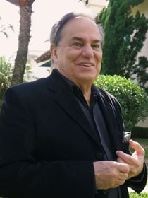 3 mil m² de pura ostentação: Ronnie Von, aos 81 anos, mora em uma mansão de R$ 20 milhões com adega para 4 mil vinhos, quadra de tênis e até criação de galinhas. Fotos!