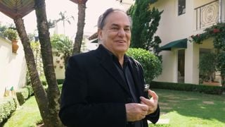 3 mil m² de pura ostentação: Ronnie Von, aos 81 anos, mora em uma mansão de R$ 20 milhões com adega para 4 mil vinhos, quadra de tênis e até criação de galinhas. Fotos!