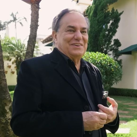 3 mil m² de pura ostentação: Ronnie Von, aos 81 anos, mora em uma mansão de R$ 20 milhões com adega para 4 mil vinhos, quadra de tênis e até criação de galinhas. Fotos!