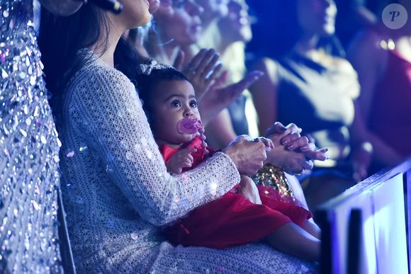 Filha de Zezé Di Camargo e Graciele Lacerda, Clara assistiu do colo da mãe a gravação de especial de Natal do pai no SBT