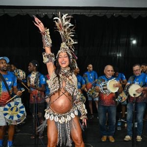 A apresentadora Sabrina Sato, rainha de bateria da Vila Isabel, exibe um look de inspiração tropical com búzios e penas durante ensaio carnavalesco no Rio de Janeiro