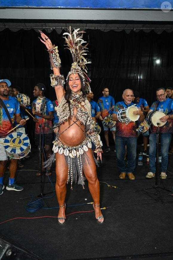 A apresentadora Sabrina Sato, rainha de bateria da Vila Isabel, exibe um look de inspiração tropical com búzios e penas durante ensaio carnavalesco no Rio de Janeiro