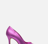 Scarpin rosa metalizado da Arezzo resgata o glamour vibrante de Princesa Diana e prova que um clássico pode, sim, rejuvenescer qualquer look com elegância e personalidade