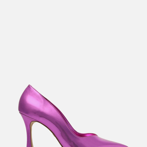 Scarpin rosa metalizado da Arezzo resgata o glamour vibrante de Princesa Diana e prova que um clássico pode, sim, rejuvenescer qualquer look com elegância e personalidade