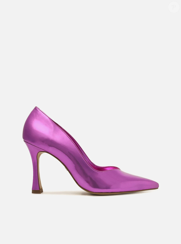 Scarpin rosa metalizado da Arezzo resgata o glamour vibrante de Princesa Diana e prova que um clássico pode, sim, rejuvenescer qualquer look com elegância e personalidade