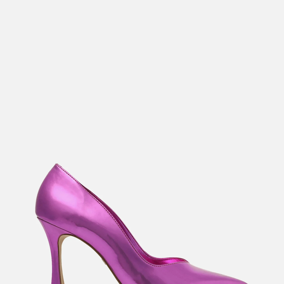 Scarpin rosa metalizado da Arezzo resgata o glamour vibrante de Princesa Diana e prova que um clássico pode, sim, rejuvenescer qualquer look com elegância e personalidade