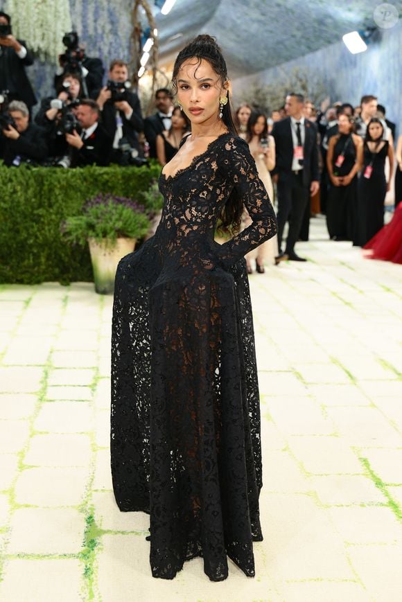 Zoë Kravitz compareceu ao Met Gala 2026, que celebra o tema "Costume Art", com um vestido preto de renda estruturado na cintura