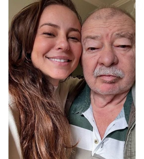 Paolla Oliveira revelou que deixou o cargo de rainha de bateria da Grande Rio para estar mais perto do pai