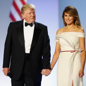 Vestido de Melania Trump em 2017: ele era branco, de modelo tomara que caia, tinha um cinto fino em seda vermelho na cintura, e a fenda nas pernas também marcou presença.