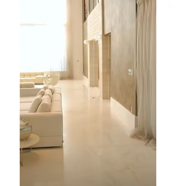 Mansão de Ana Hickmann tem salas gigantescas