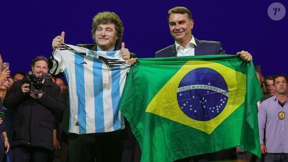 Possível fuga de Flávio Bolsonaro para Argentina foi em jatinho de empresa usada por Javier Milei