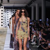 Lenços, recortes e crochê: como marca de moda de SP reinventou Tieta em 2025 com desfile repleto de looks fashionistas?