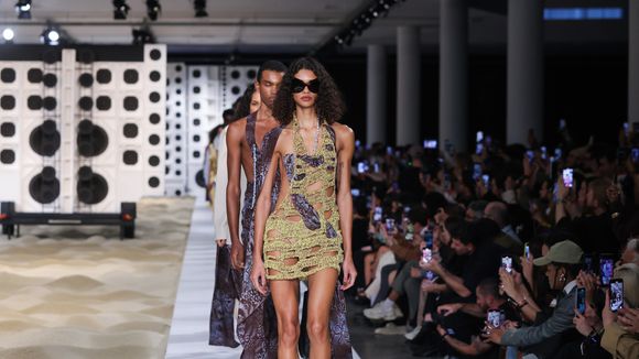 Lenços, recortes e crochê: como marca de moda de SP reinventou Tieta em 2025 com desfile repleto de looks fashionistas?