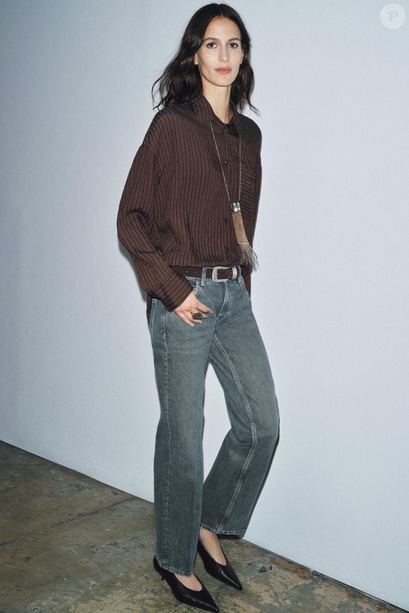 Os tênis berinjela ficam perfeitos com um jeans reto da Zara, daqueles que combinam com tudo