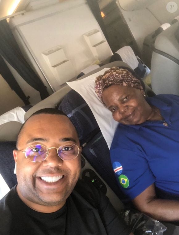 'Está doendo muito, mas o samba não pode parar, vida que segue', afirmou Dudu Nobre ao anunciar a despedida de Anita Nobre com uma roda de samba