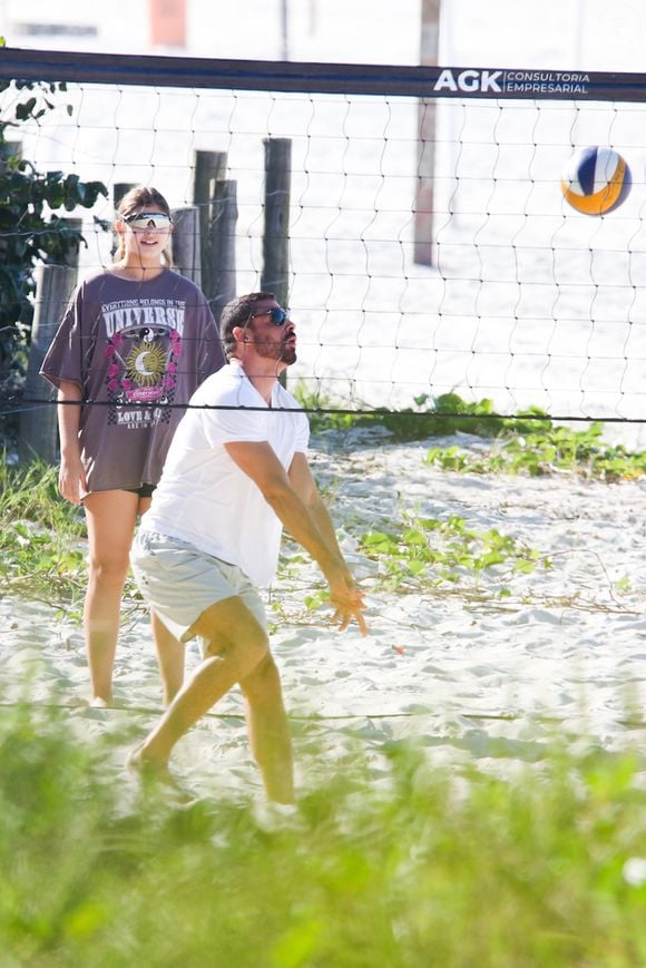 Cauã Reymond também exibiu as habilidades no vôlei