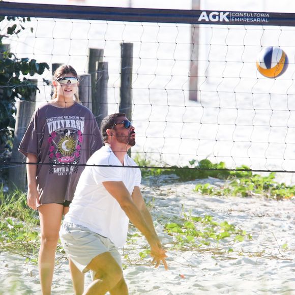 Cauã Reymond também exibiu as habilidades no vôlei