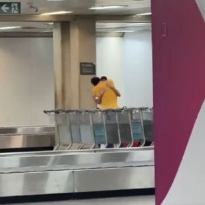 Em um novo flagra, Bruna Marquezine e Shawn Mendes trocam carícias no aeroporto do Rio