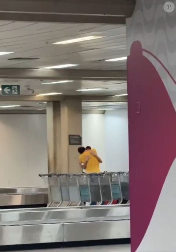 Em um novo flagra, Bruna Marquezine e Shawn Mendes trocam carícias no aeroporto do Rio