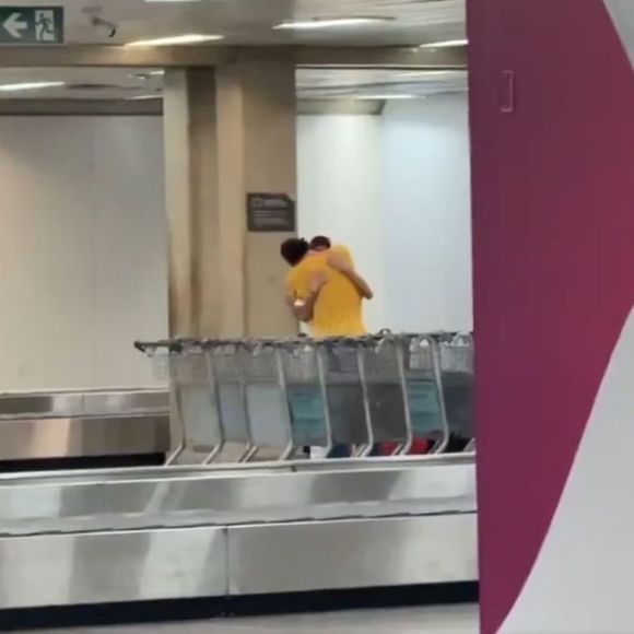 Em um novo flagra, Bruna Marquezine e Shawn Mendes trocam carícias no aeroporto do Rio