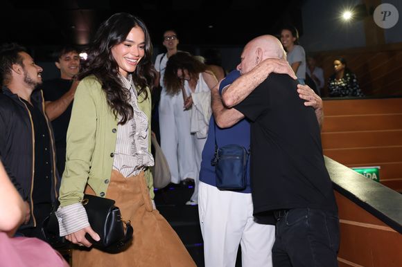Bruna Marquezine apostou em look grifado internacional para sessão especial de filme no qual dá vida a uma bandida