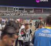 Neymar mandou a torcida do CRB se calar após o Santos ser eliminado; provocando, jogador beijou escudo do seu time