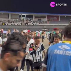 Neymar mandou a torcida do CRB se calar após o Santos ser eliminado; provocando, jogador beijou escudo do seu time
