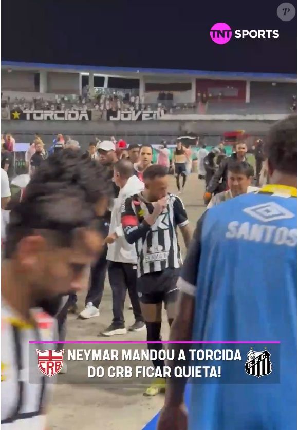 Neymar mandou a torcida do CRB se calar após o Santos ser eliminado; provocando, jogador beijou escudo do seu time