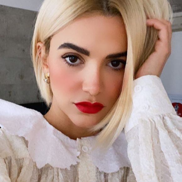 Manu Gavassi recebeu R$ 500 mil para ficar loira, de acordo com o colunista Fefito, do portal UOL, e transformou o visual em estratégia de marketing