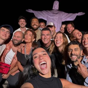 Dua Lipa e seus amigos no Cristo Redentor